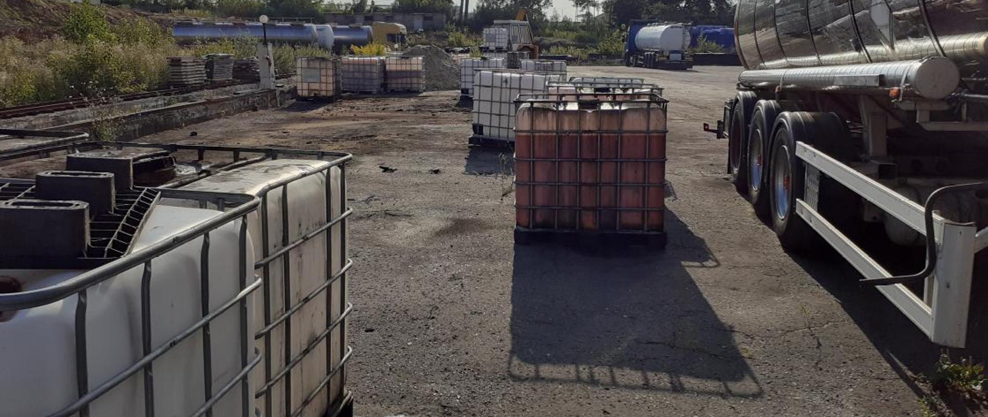 Zbiorniki i cysterny na placu.