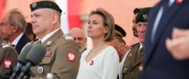 Fotografia przedstawia Ministrę Adrianę Porowską oraz innych uczestników centralnych obchodów Święta Narodowego Trzeciego Maja na placu Zamkowym w Warszawie. 