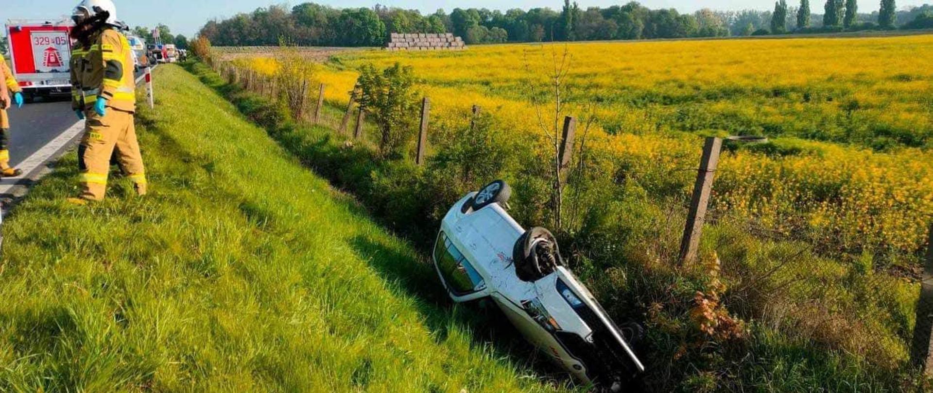 Uszkodzony samochód w rowie