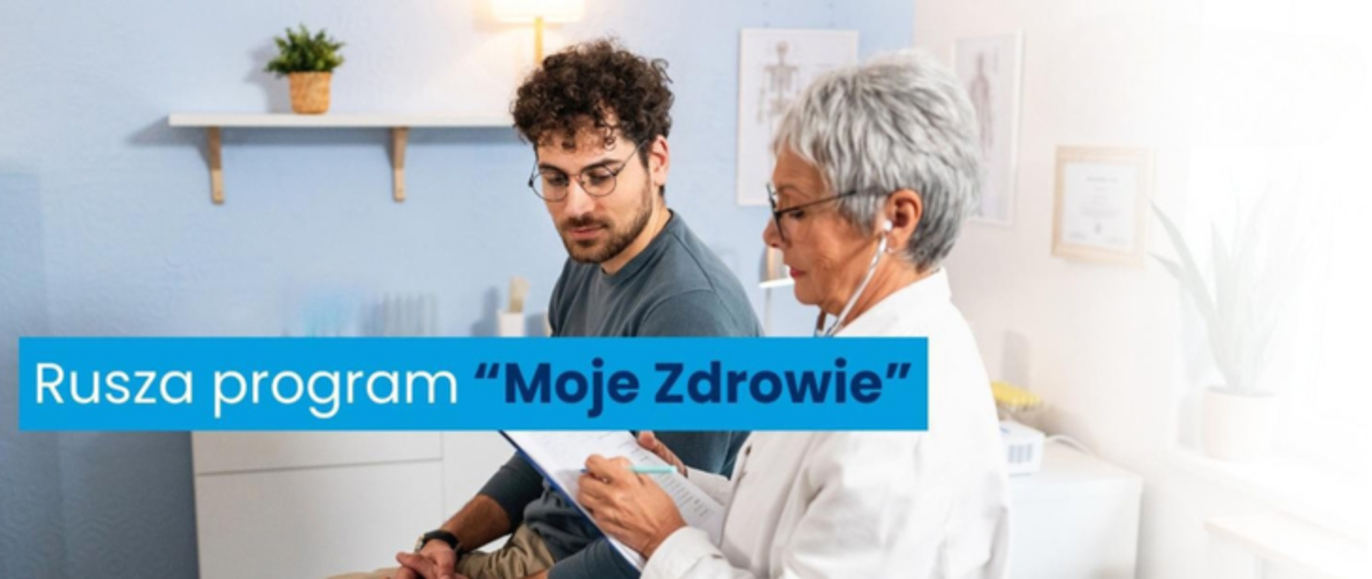 Fotografia przedstawia pacjenta i lekarkę w gabinecie lekarskim. Na pierwszym planie obok męzczyzny, który jest pacjentem siedzi lekarka, która notuje coś na kartce. Postacie przysłania niebieski pasek na którym znajduje się napis "Rusza program Moje zdrowie". 