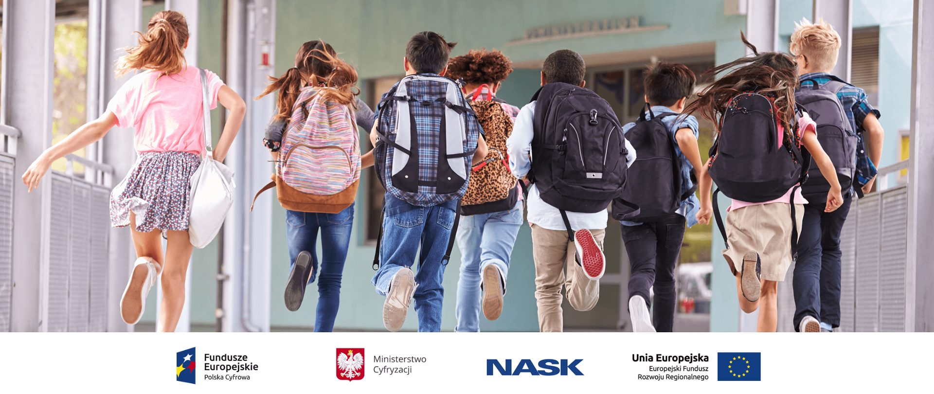 Dzieci biegnące korytarzem szkolnym.