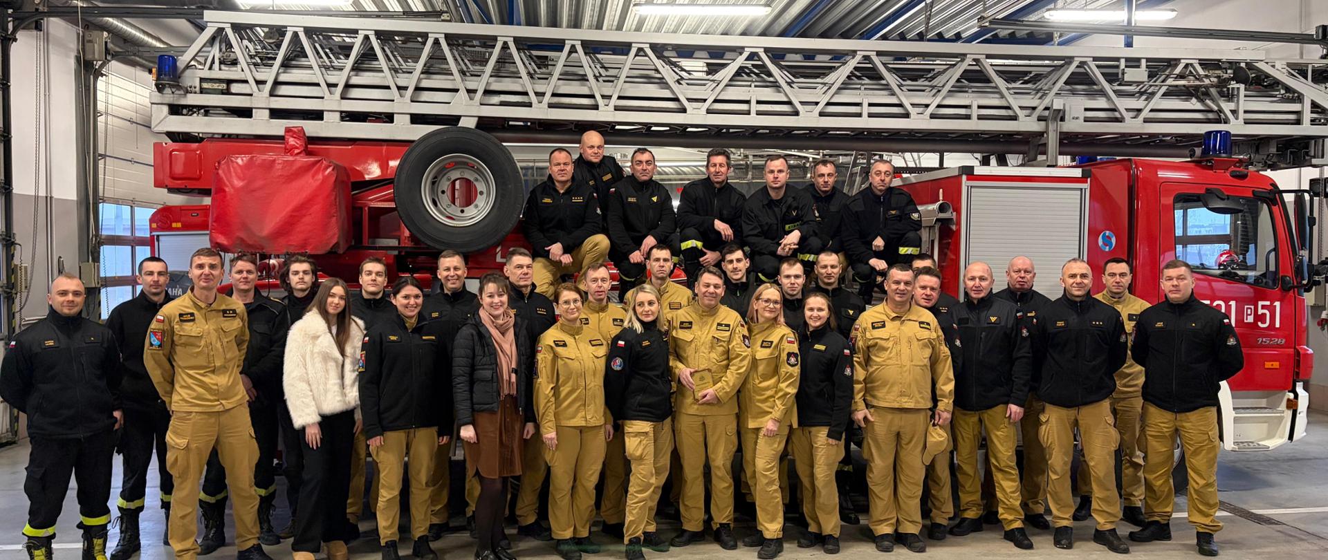 Emeryt Jacek ze strażakami i pracownikami