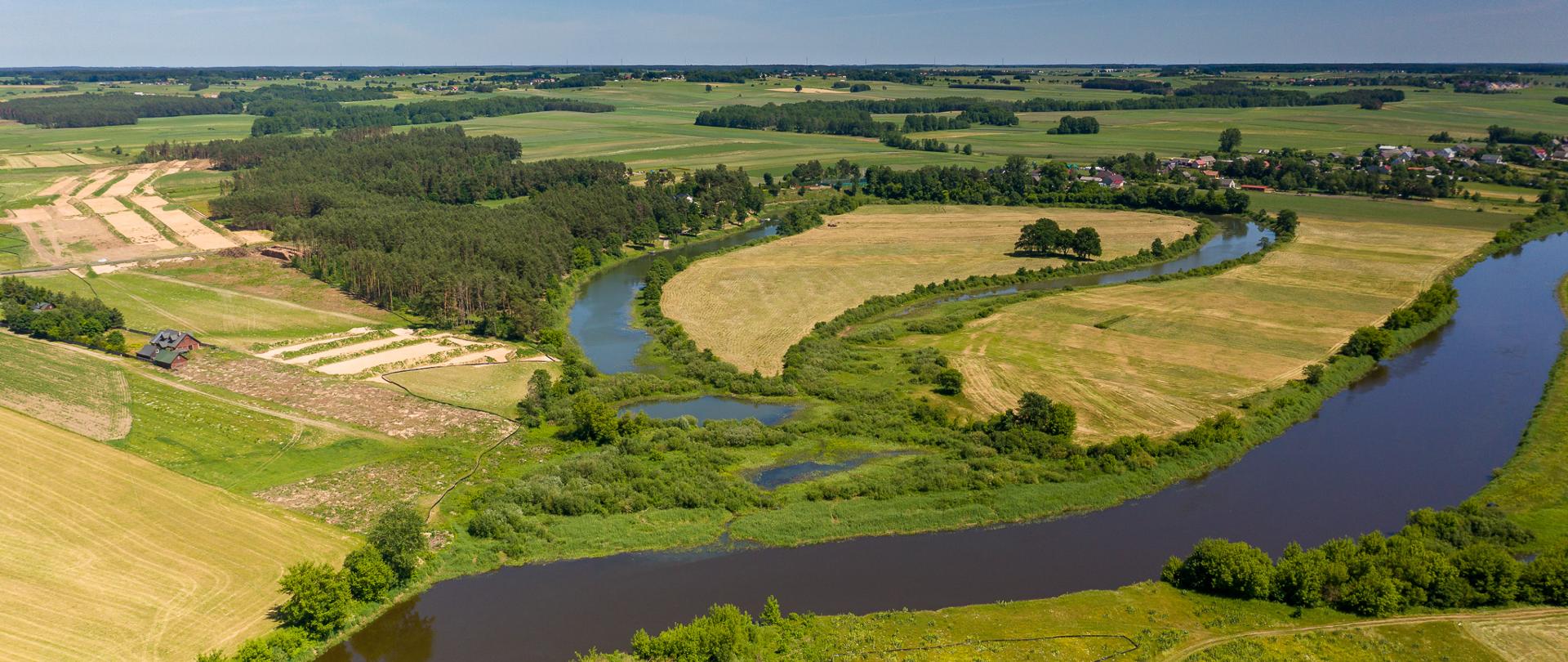 Widok z powietrza na S61 Łomża Zachód - Kolno w miejscu budowy nowego mostu na Narwi