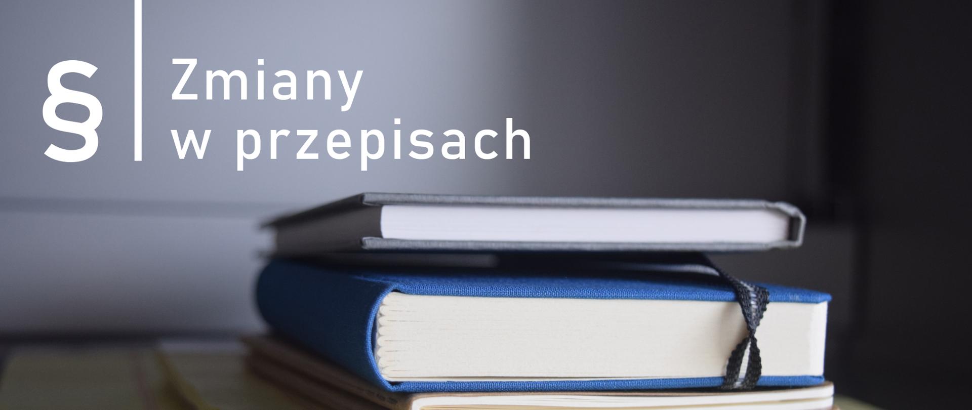 Zdjęcie przedstawia leżące książki, tekst zmiana przepisów ze znakiem paragrafu