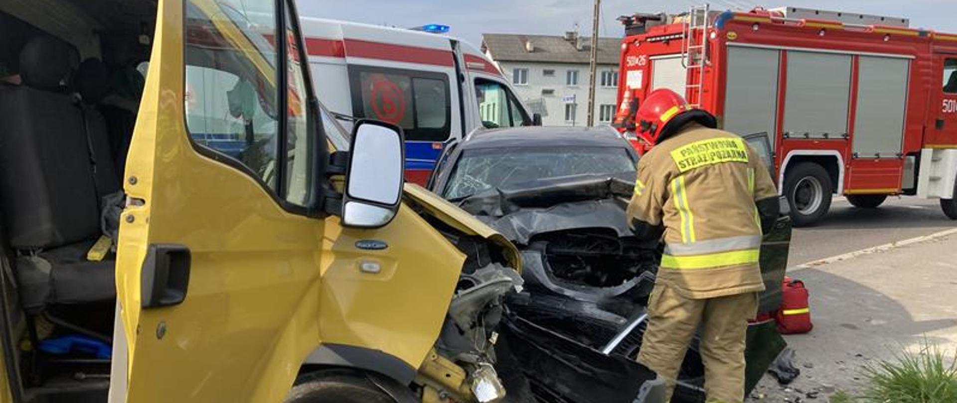 Działania ratownicze podczas zderzenia dwóch samochodów w miejscowości Sielec.