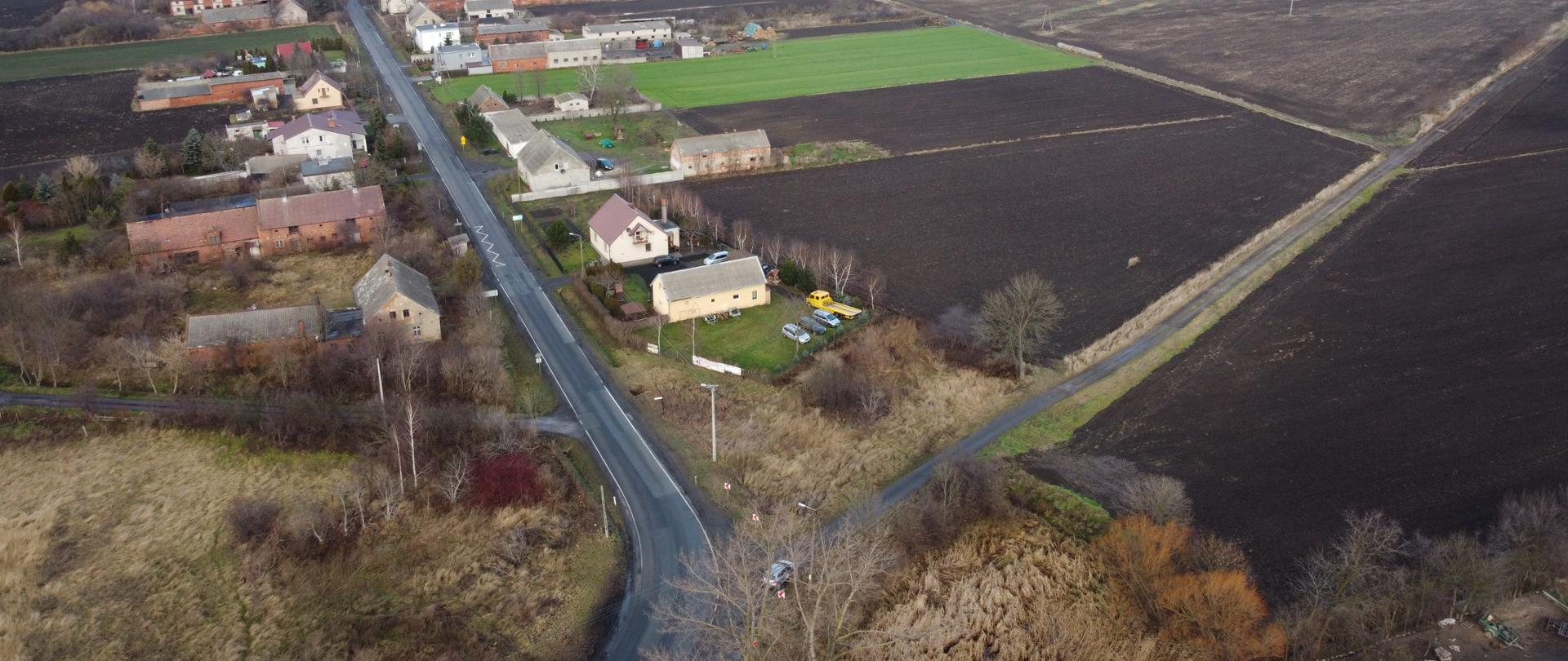 Droga krajowa nr 62 w miejscowości Stodólno. Widok na pola, którymi poprowadzona będzie obwodnica wsi po rozbudowie.