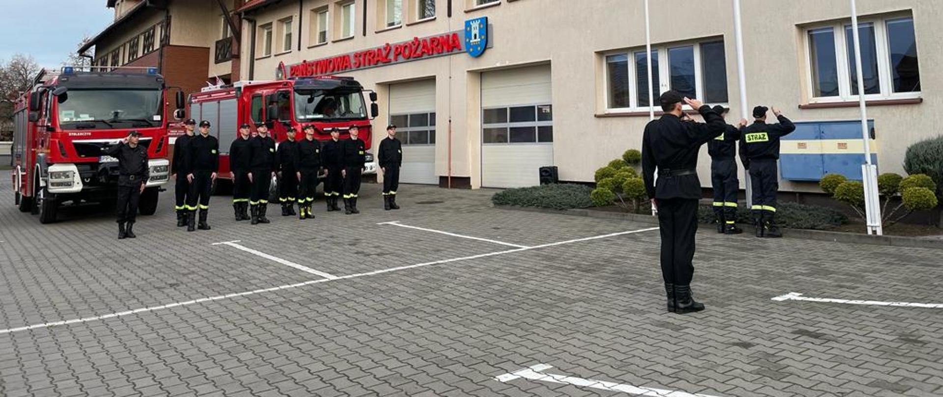 UROCZYSTE PODNIESIENIE FLAGI PAŃSTWOWEJ I ODŚPIEWANIE HYMNU NARODOWEGO