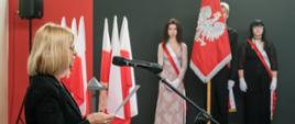 Pani Dyrektor Jolanta Woźniakowska, w tle poczet sztandarowy