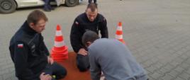 Na zdjęciu strażacy oraz policjanci uczą kierowcy udzielania pierwszej pomocy na fantomie szkoleniowym