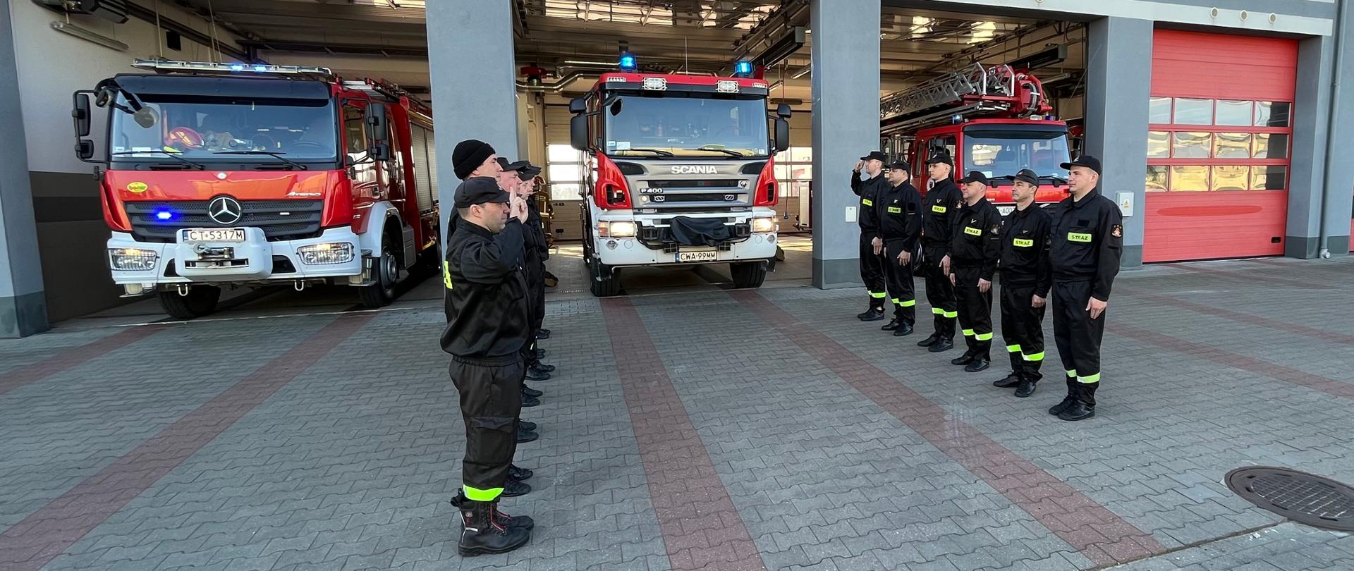 Minuta ciszy dla poległych strażaków z Ukrainy. Zmiany służbowe KP PSP w Wąbrzeźnie.