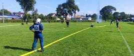 Powiatowe Zawody Sportowo - Pożarnicze OSP 2022 - na zdjęciu druhowie OSP podczas ćwiczenia bojowego na boisku
