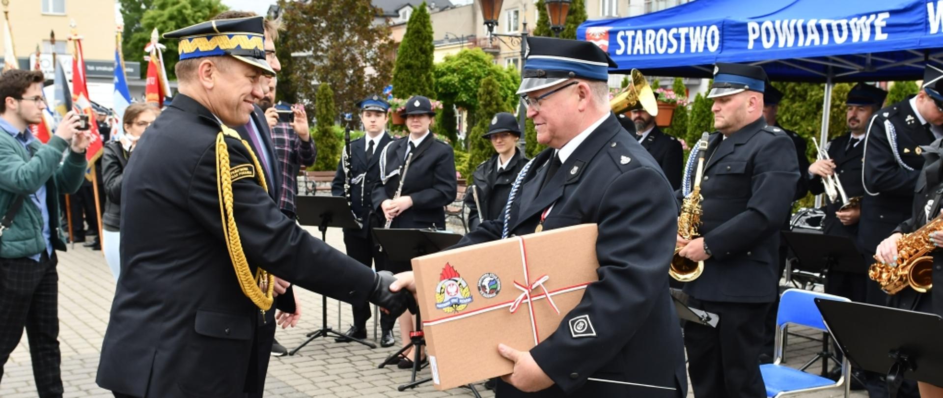 mazowiecki komendant wojewódzki psp wręcza nagrodę druhowi osp.