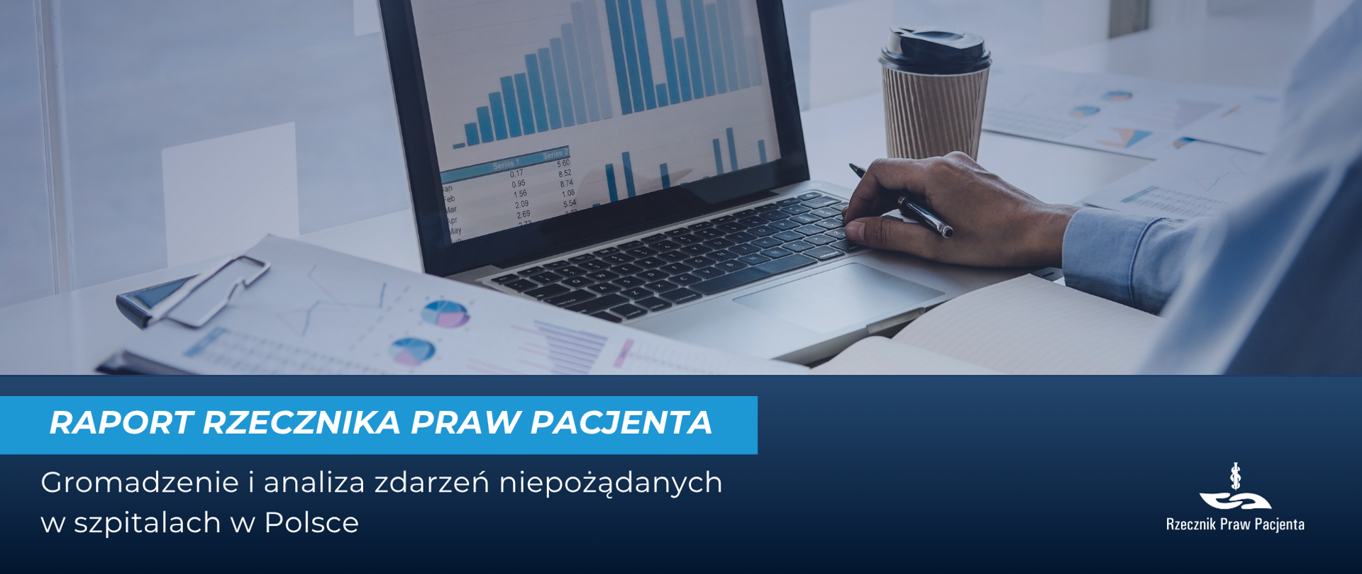 Grafika przedstawia mężczyznę analizującego dane widoczne na monitorze. Otwarty laptop na biurku, na ekranie wykresy, obok laptopa dłoń trzymająca długopis. Obok laptopa leża kartki z wydrukowanymi wykresami. Pod zdjęciem napis Raport Rzecznika Praw Pacjenta, pod spodem biały tekst na granatowym tle Gromadzenie i analiza zdarzeń niepożądanych w szpitalach w Polsce. W prawym dolnym rogu białe logo Rzecznika Praw Pacjenta.