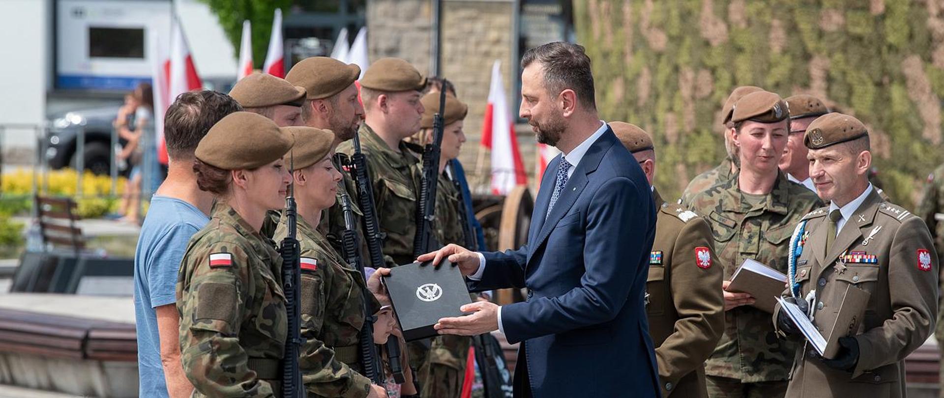 25 maja 2024 r. na rynku w Limanowej odbyła się uroczysta przysięga żołnierzy i Święto 11. Małopolskiej Brygady Obrony Terytorialnej, w której udział wziął Władysław Kosiniak-Kamysz wicepremier, minister obrony narodowej. Fot. Maciej Nędzyński/CO MON