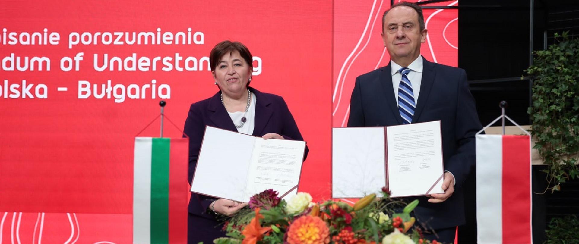 Wiceminister rozwoju i technologii Andrzej Gut-Mostowy i minister odpowiedzialna za turystykę Bułgarii Stela Baltova trzymają w dłoniach dokument z podpisanym porozumieniem o współpracy między MRiT a Ministerstwem Turystyki Republiki Bułgarii