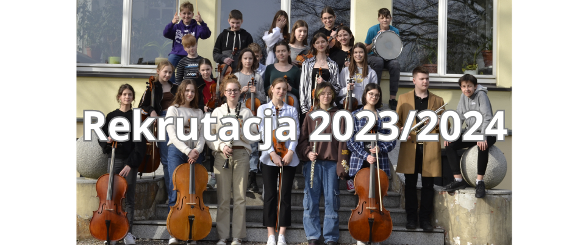 Zdjęcie kolorowe. Grupa uczniów z instrumentami na tle budynku szkoły. Na pierwszym planie biały napis o treści "Rekrutacja 2023/2024" .