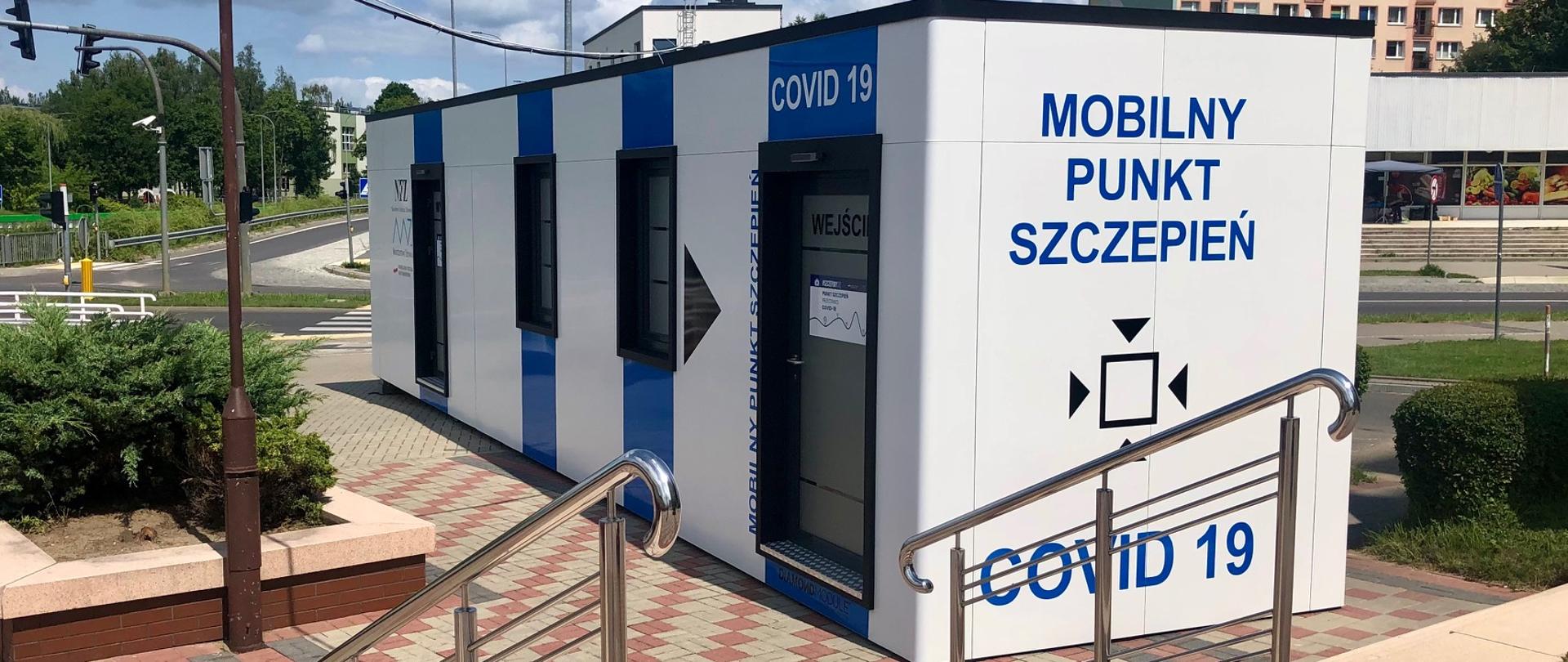 Kontener stojący na chodniku, w którym mieści się Mobilny Punkt szczepień przy. ul. Żołnierskiej 16 w Olsztynie 