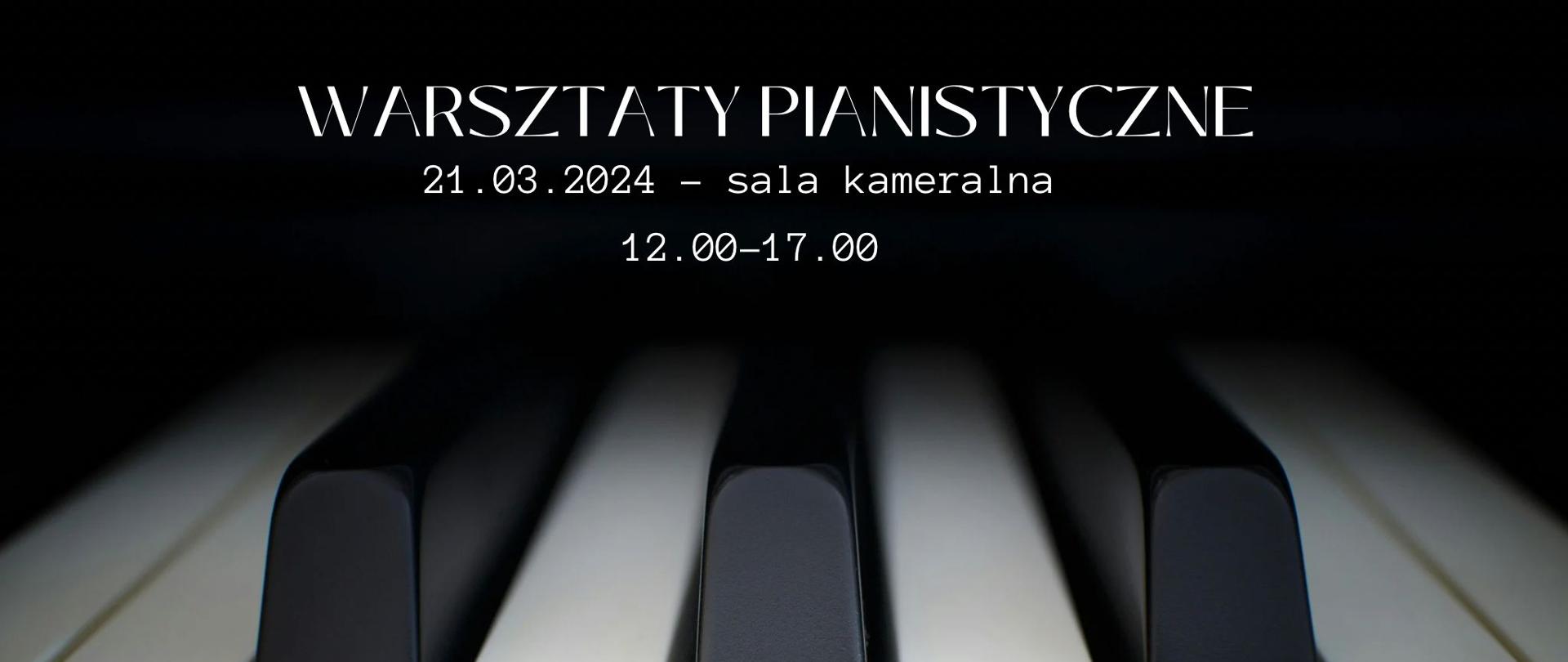 Fragment biało-czarnej klawiatury fortepianowej, na której widnieją biało czarne napisy informujące o warsztatach pianistycznych w szkole.