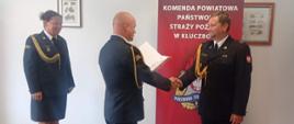 Strażacy podczas mianowania na stanowisko naczelnika wydziału operacyjnego 