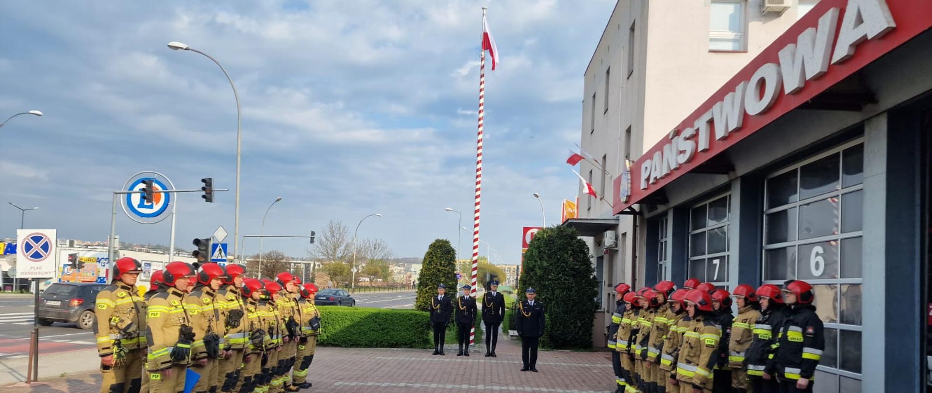 Na zdjęciu strażacy podczas uroczystej zmiany służby