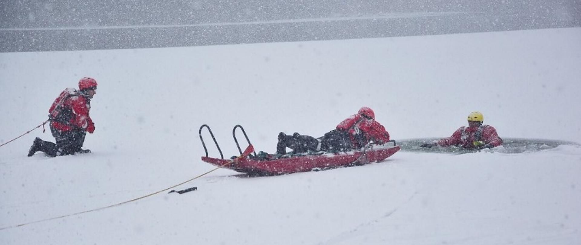 Strażacy podejmują osobę, pod którą załamał się lód