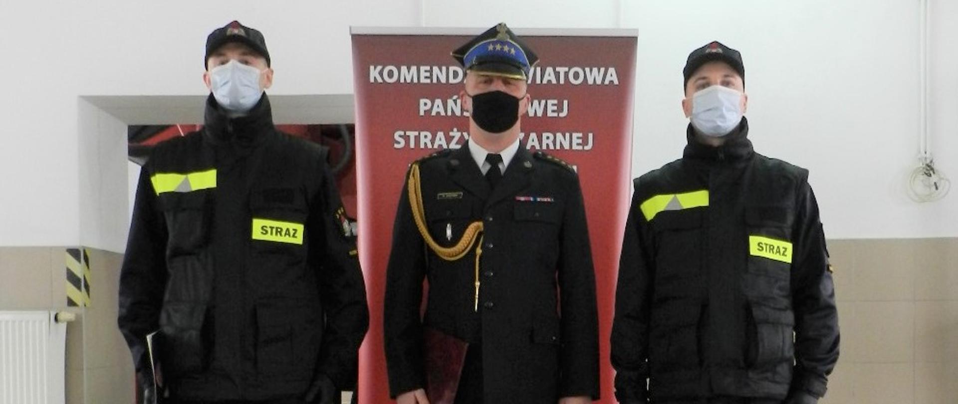 Komendant Powiatowy PSP wraz z nowoprzyjętymi strażakami