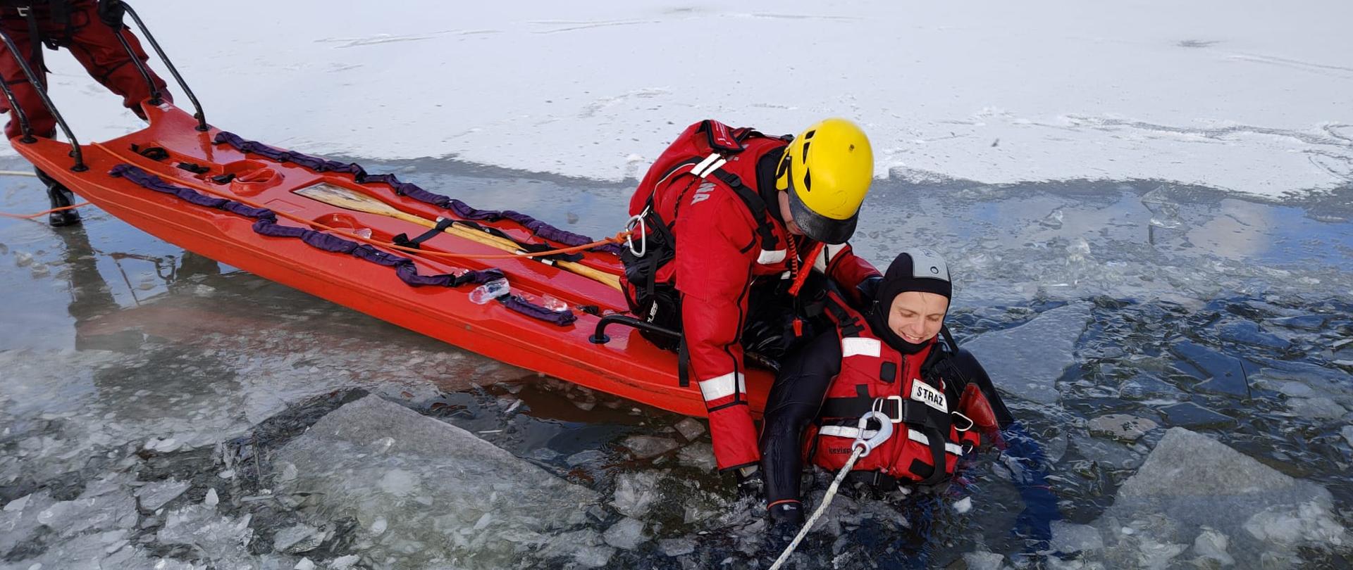 Strażacy JRG Brzesko podczas ćwiczeń na zamarzniętym zbiorniku wodnym