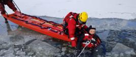 Strażacy JRG Brzesko podczas ćwiczeń na zamarzniętym zbiorniku wodnym