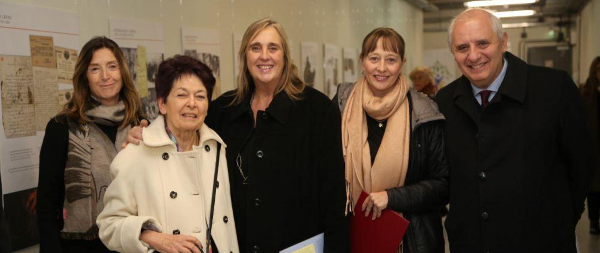 Od lewej Cecilia Cavanagh, dyrektor Pawilonu Sztuk Pięknych, Helene Gutkowski, ocalała z Holocaustu, Maria Fabiana Loguzzo, ambasador i specjalny przedstawiciel ws. walki z antysemityzmem oraz szef delegacji The International Holocaust Remembrance Alliance (IHRA), Aleksandra Piątkowska, Ambasador RP w Argentynie i i profesor Marco Gallo, dyrektor Papieskiej Katedry na Uniwersytecie Katolickim w Buenos Aires.