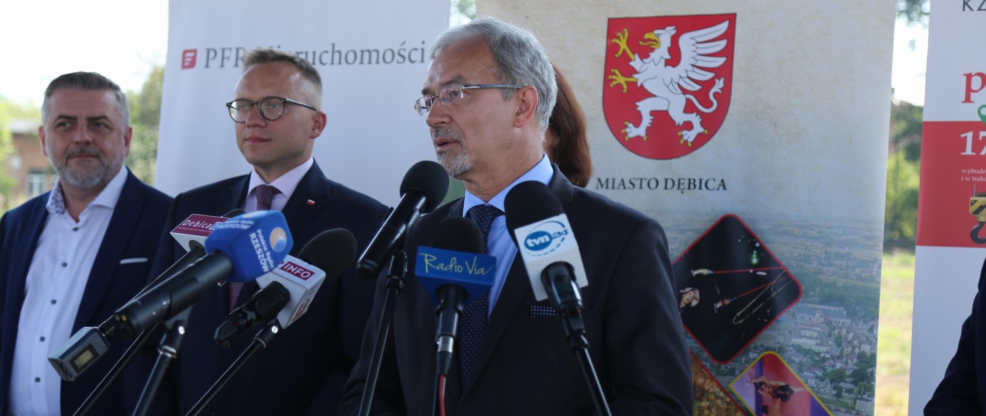 Minister Jerzy Kwieciński przy mikrofonach podczas konferencji rozpoczynającej inwestycję w Dębicy