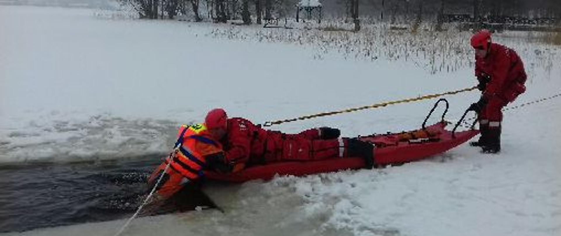 Strażacy JRG Kartuzy podczas ćwiczeń z zakresu ratownictwa lodowego