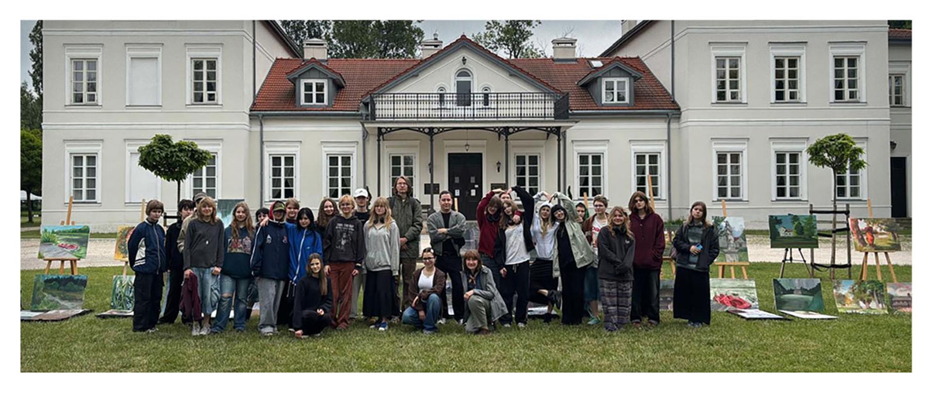 Klasa 2b brała udział w plenerze malarskim w Łochowie