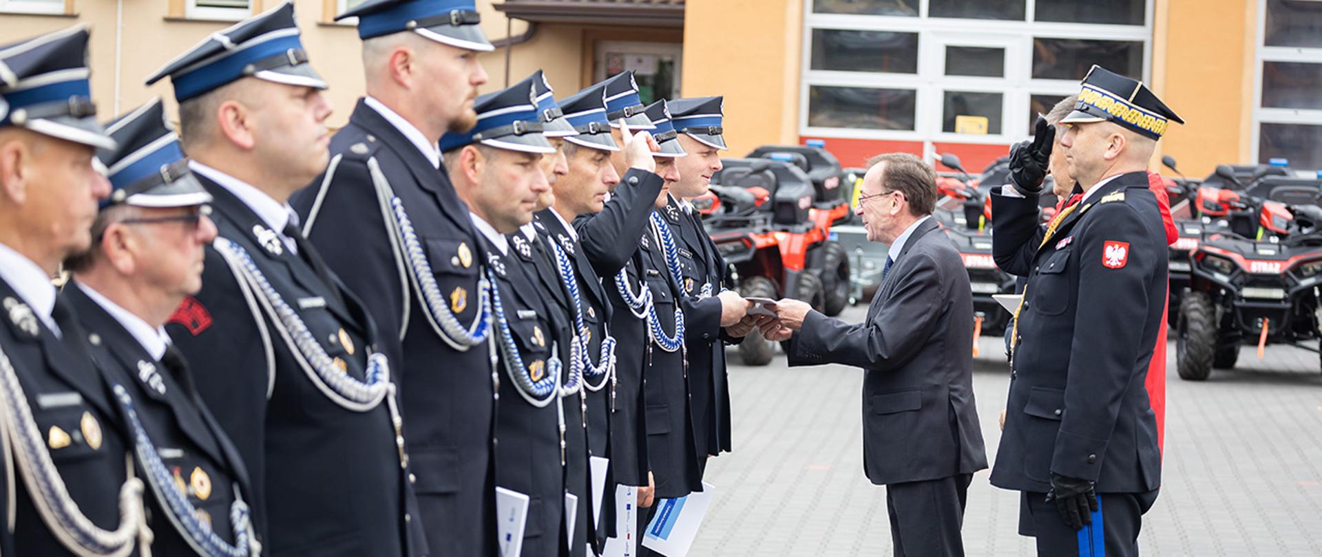 Minister Mariusz Kamiński podczas wręczania umów użyczenia quadów