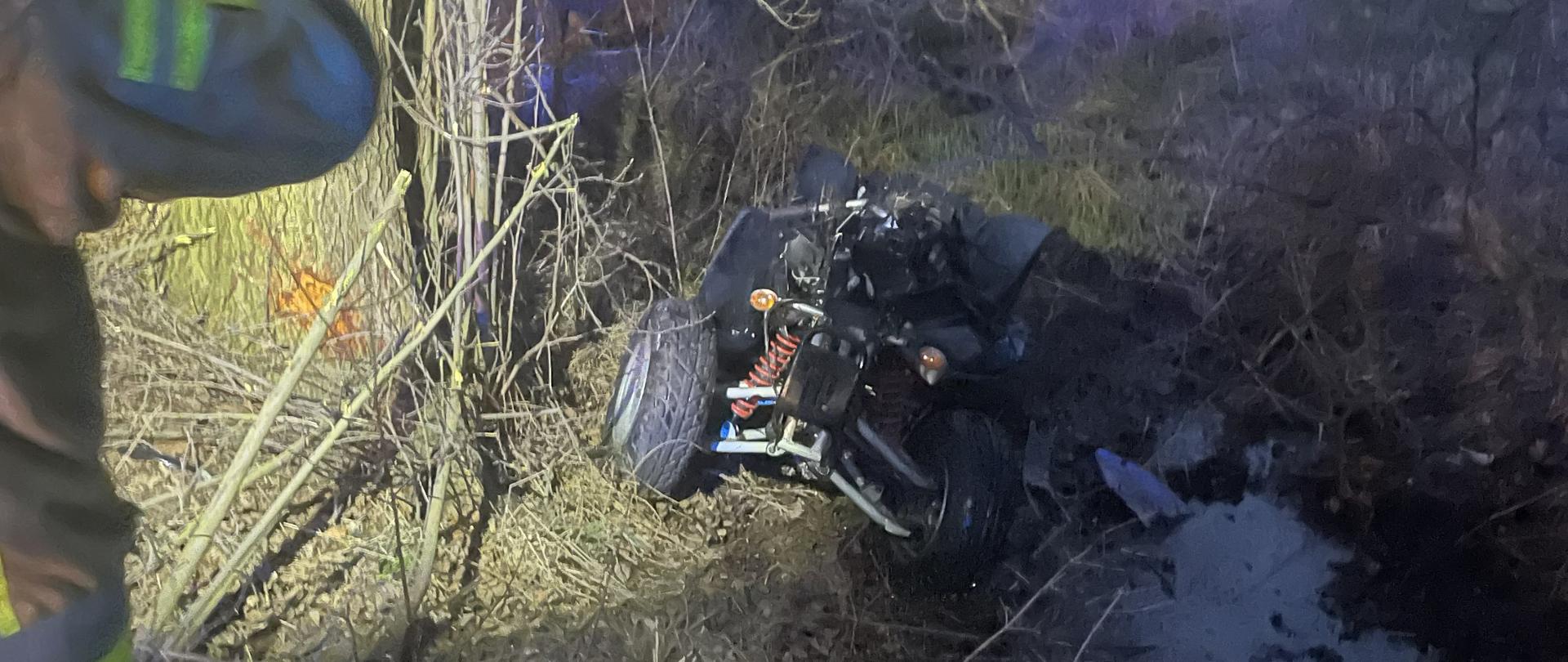 uszkodzony pojazd w rowie