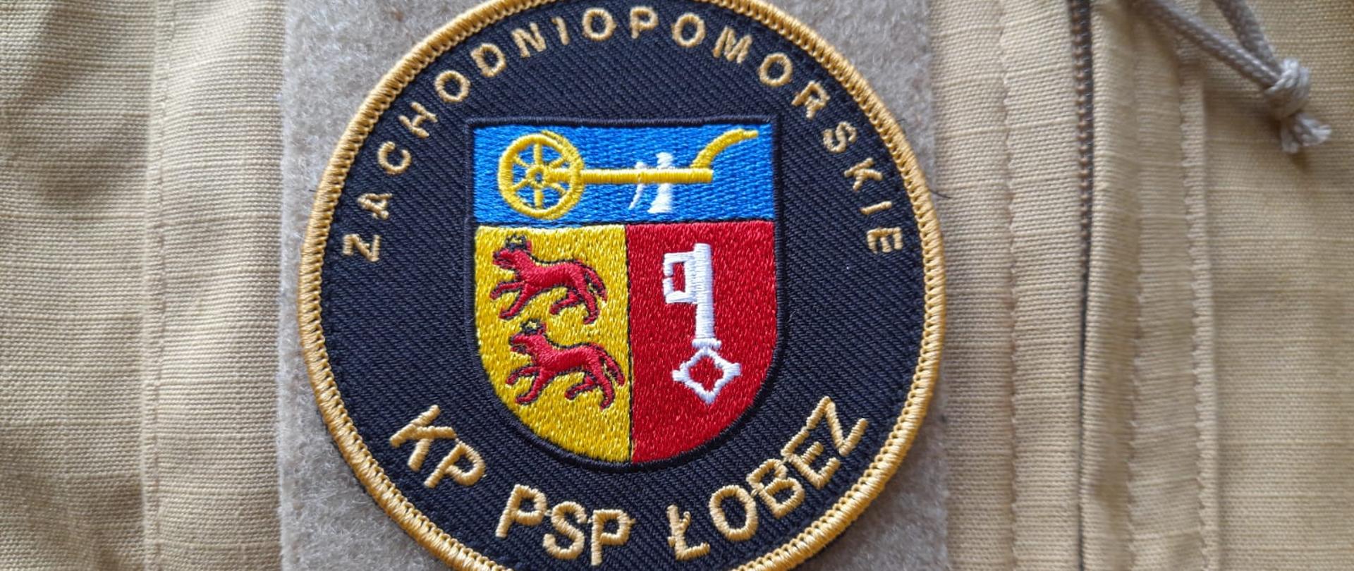 Nowy emblemat z herbem powiatu łobeskiego
dla strażaków z Komendy Powiatowej PSP w Łobzie