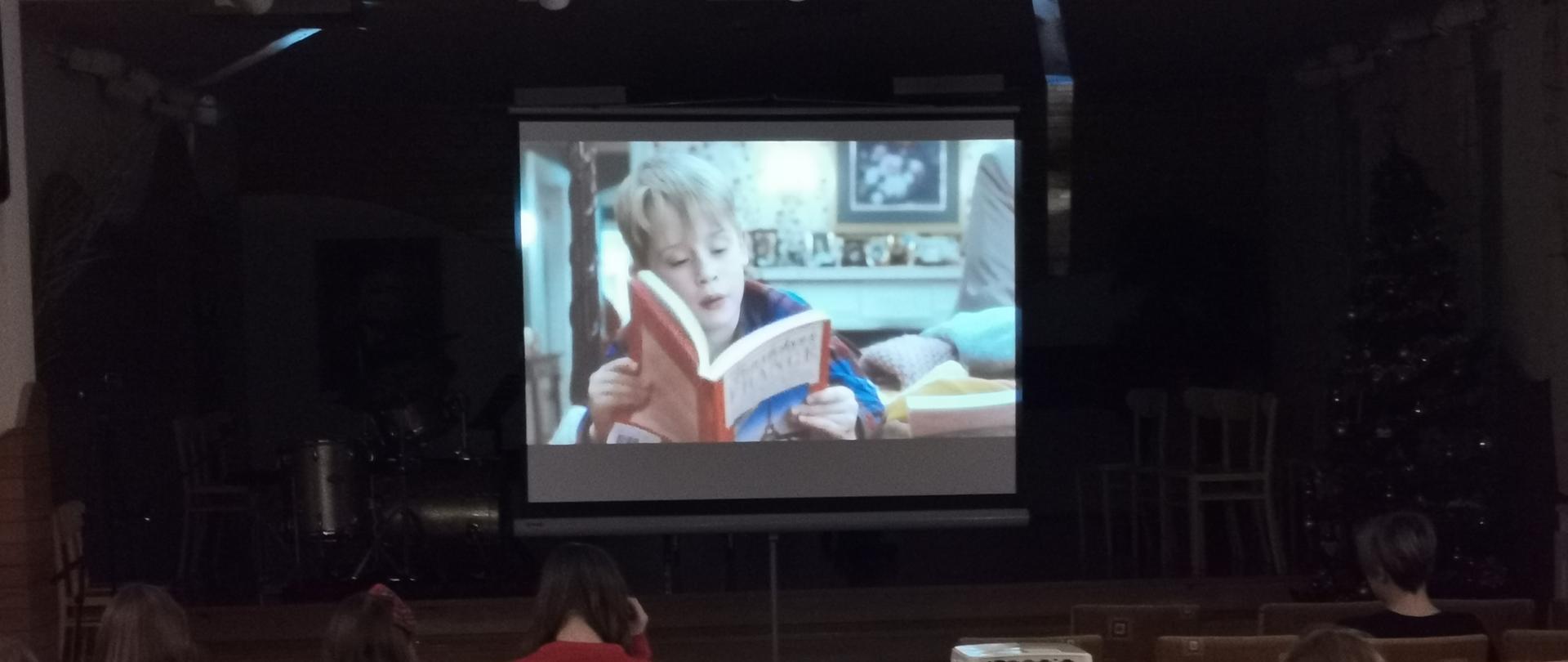 uczniowie ogladający film