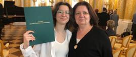 Angelina Litwinienko - z Mamą oraz dyplomem nominacji stypendium Ministra Kultury i Dziedzictwa Narodowego.