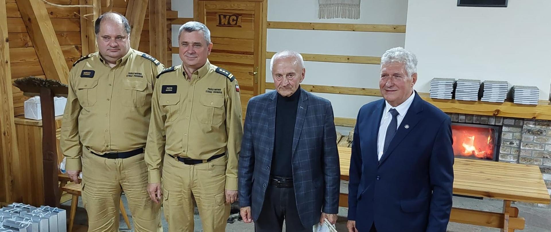 Zdjęcie przedstawia kierownictwo Komendy Wojewódzkiej wraz z przedstawicielami emerytów