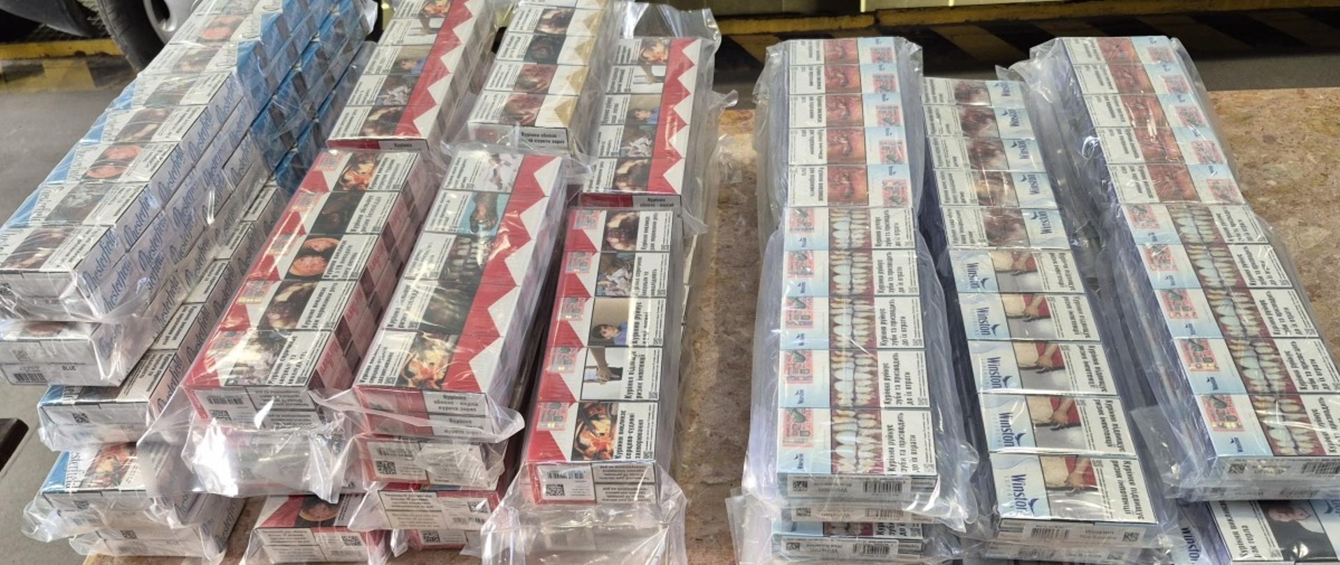 papierosy w foliowych opakowaniach