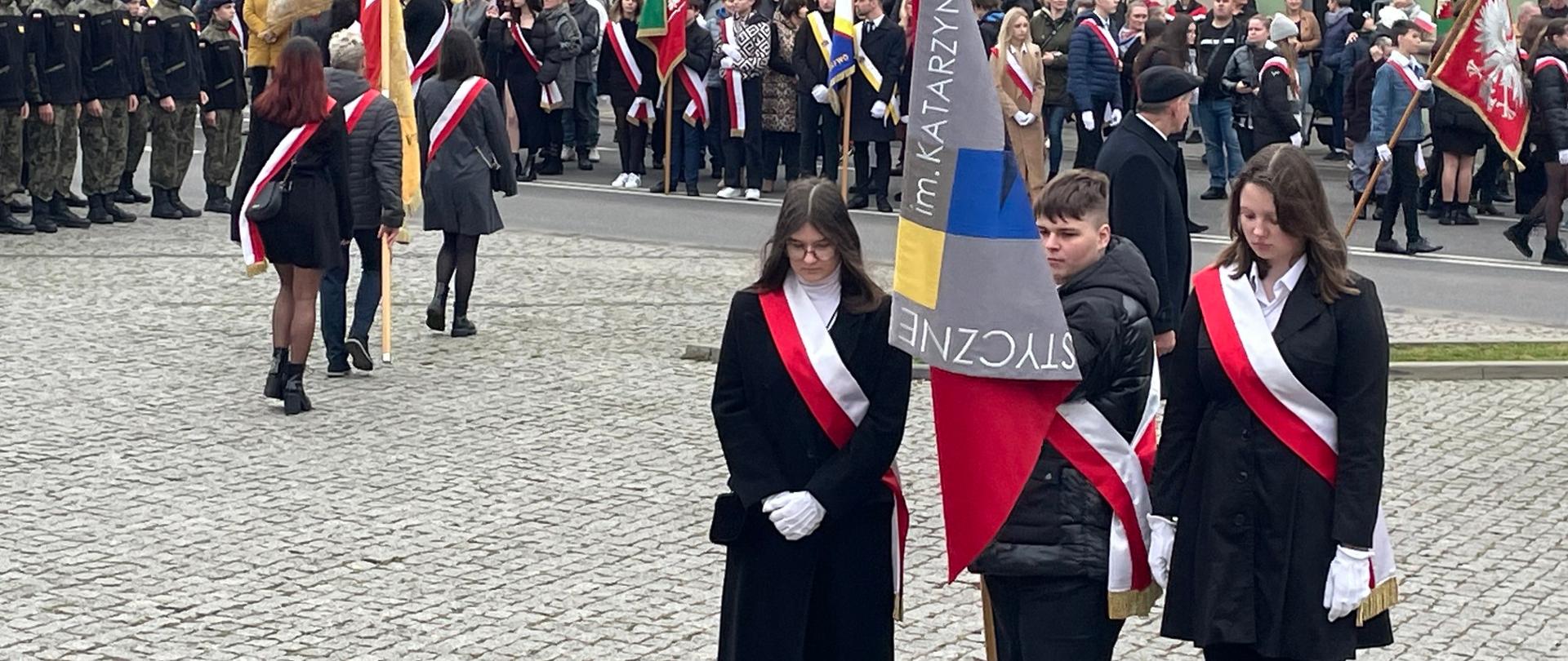 Zdjęcie przedstawiające Poczet Sztandarowy PLSP w Zduńskiej Woli podczas uroczystości pod pomnikiem Józefa Piłsudskiego.