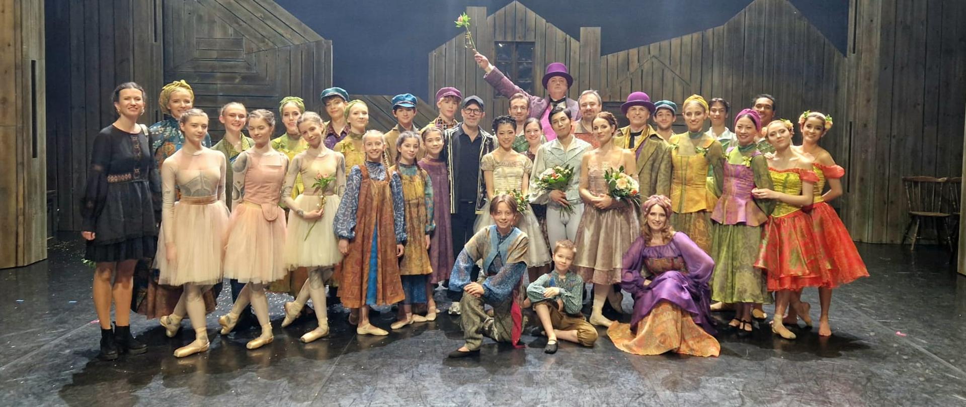 zdjęcie przedstawiające uczniow i pedagogów tańczących w spektaklu