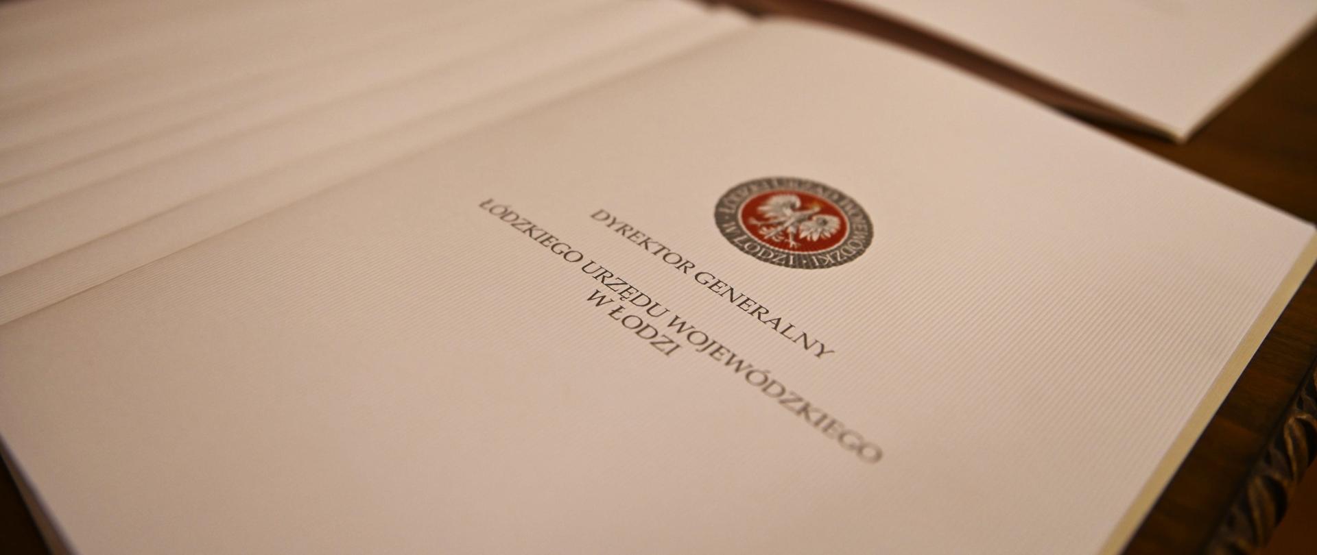 zbliżenie na teczkę z logiem ŁUW