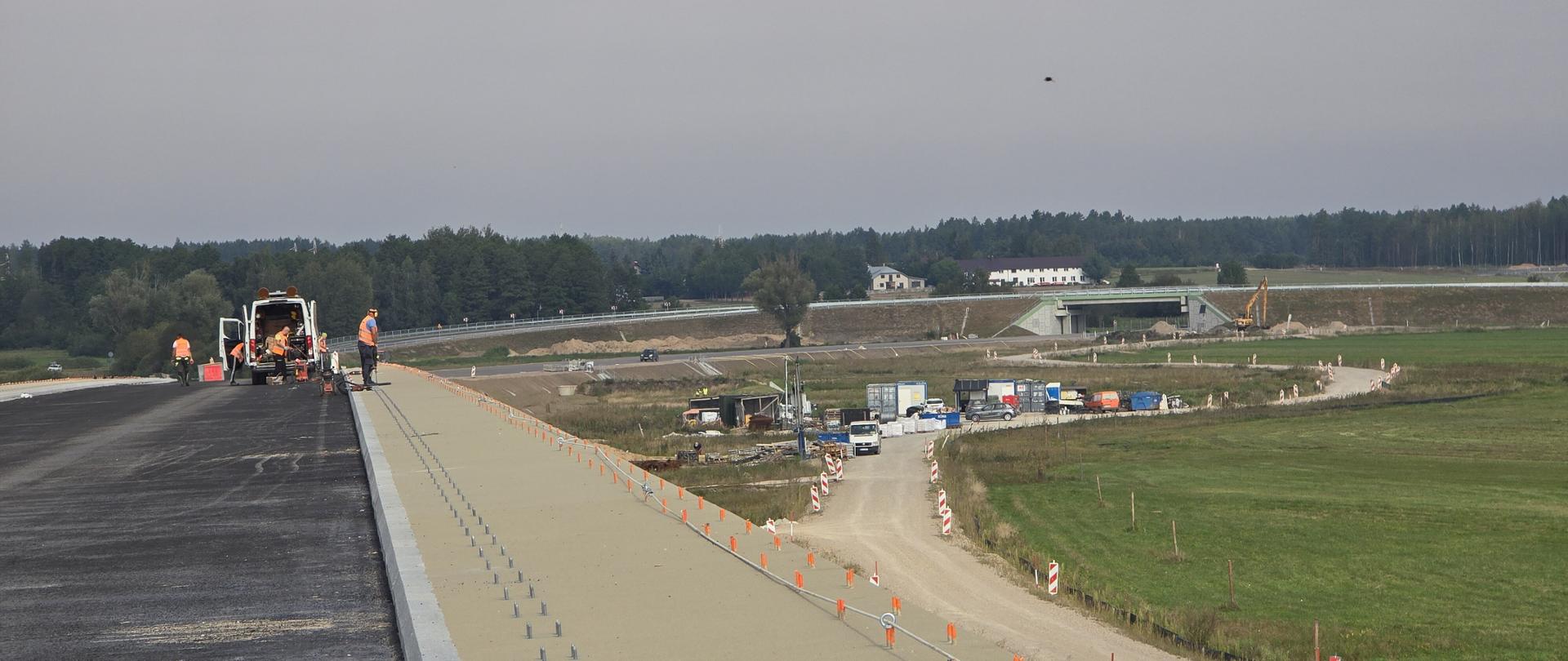 Montowanie barier energochłonnych na obiekcie mostowym w ciągu DK8 na obwodnicy Sztabina