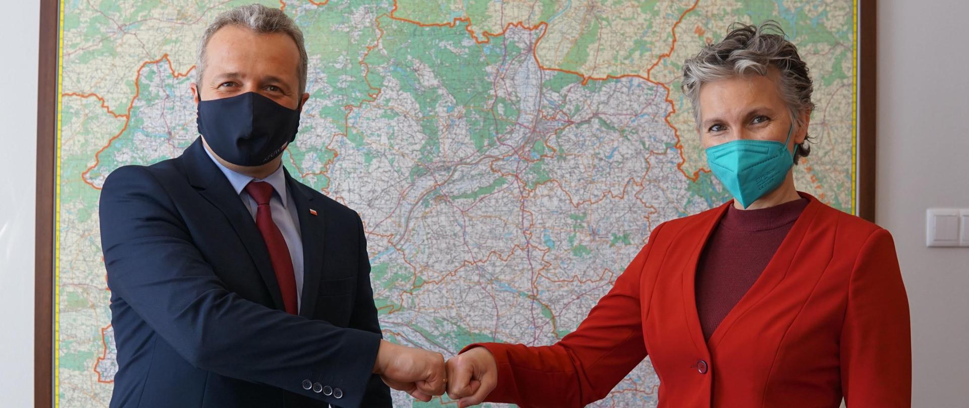 Wojewoda Kujawsko-Pomorski Mikołaj Bogdanowicz ze swoim Pełnomocnikiem ds. Rodziny Grażyną Szabelską na tle mapy Polski 