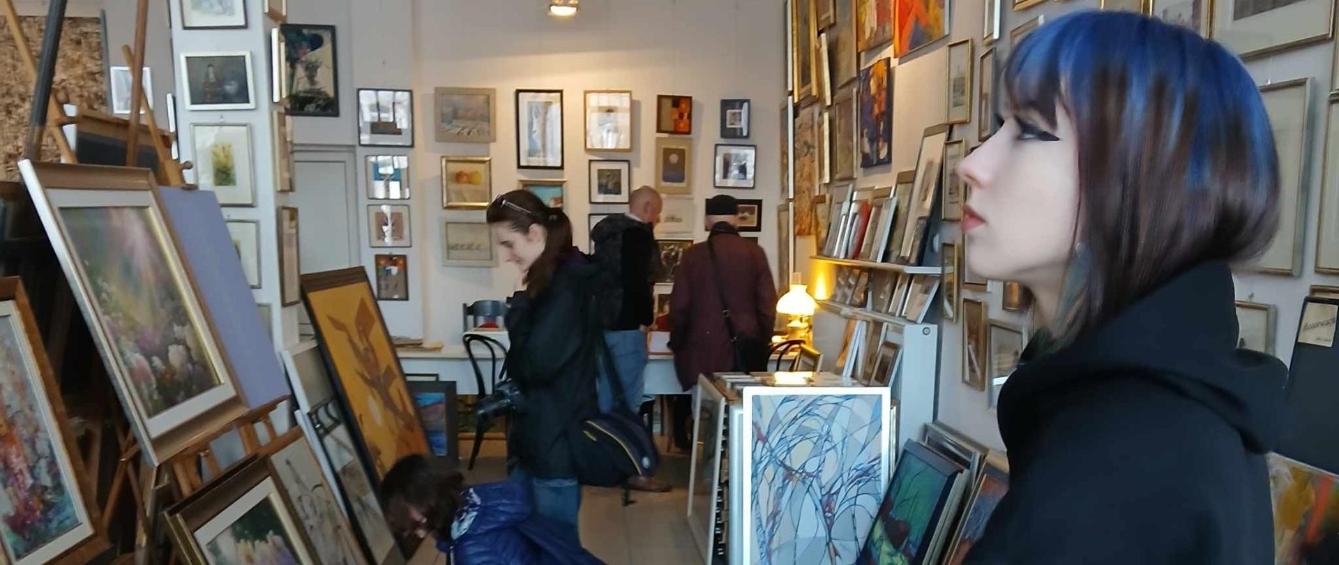 Na zdjęciu uczestnicy wycieczki podczas zwiedzania galerii