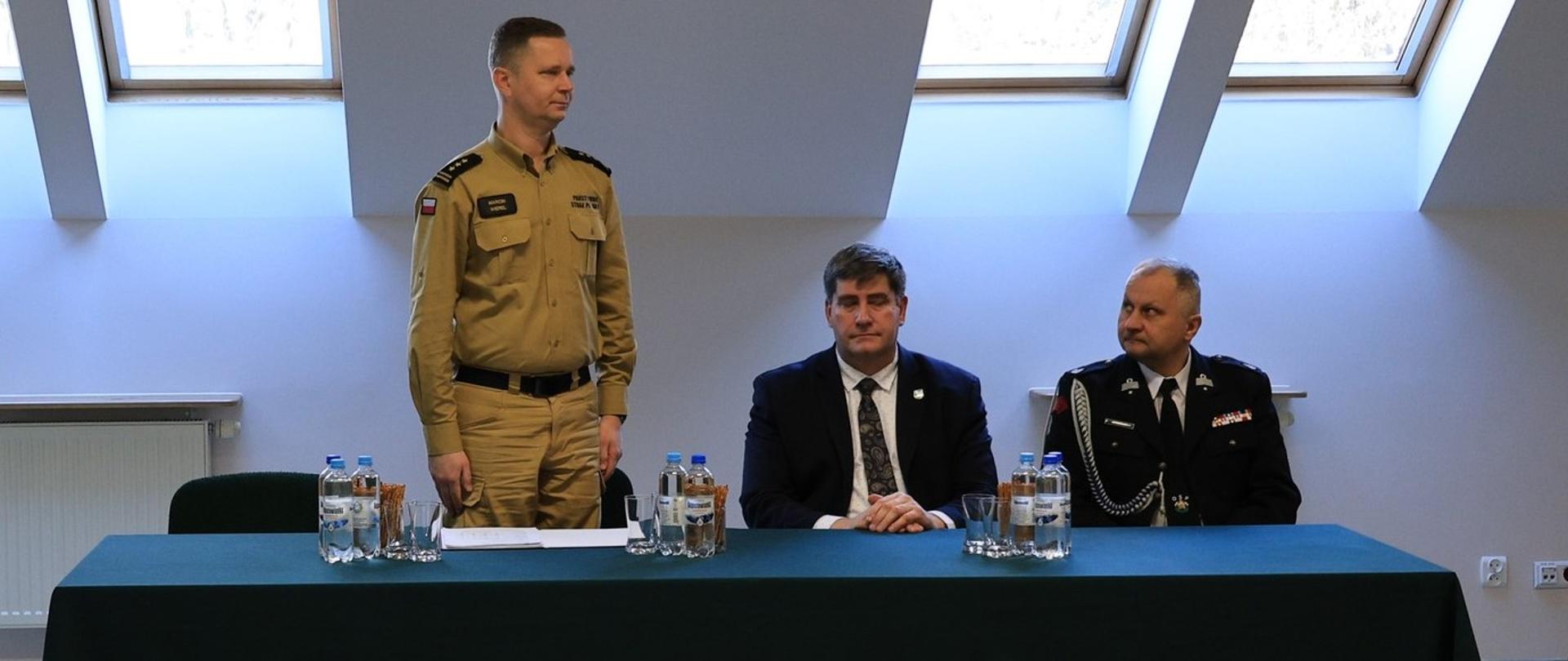 Odprawa roczna w Komendzie Powiatowej Państwowej Straży Pożarnej w Augustowie - zastępca podlaskiego komendanta wojewódzkiego PSP st. bryg. Marcin Wierel wita zebranych gości