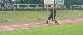 Zdjęcie przedstawia zawodnika pokonującego przeszkodę na IV odcinku podczas konkurencji sztafeta pożarnicza 7x 50 m z przeszkodami