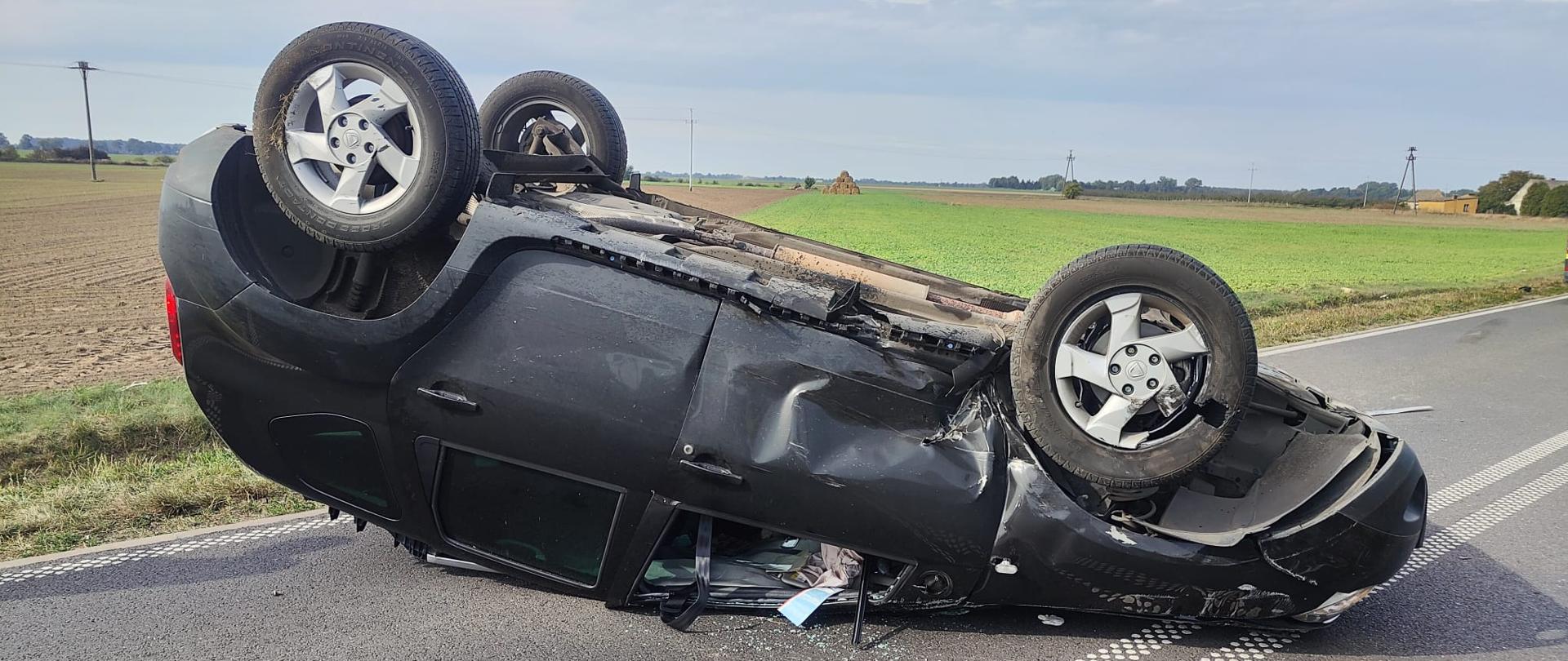 Samochód w pozycji na dachu, na drodze