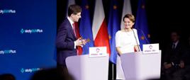 Jadwiga Emilewicz w towarzystwie przedsiębiorcy, stoją za mównicami, za nimi tło z logiem "Mały ZUS plus"