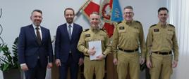 Zdjęcie grupowe, na którym w szeregu stoją: Dyrektor Sprzedaży i Dystrybucji Shell Łukasz Radzymiński, prokurent Ireneusz Nieznański Komendant Główny Państwowej Straży Pożarnej nadbrygadier Andrzej Bartkowiak, Zastępca Komendanta Głównego nadbrygadier Krzysztof Hejduk Zastępca Dyrektora Biura Logistyki KG PSP st. bryg. Grzegorz Cap.

